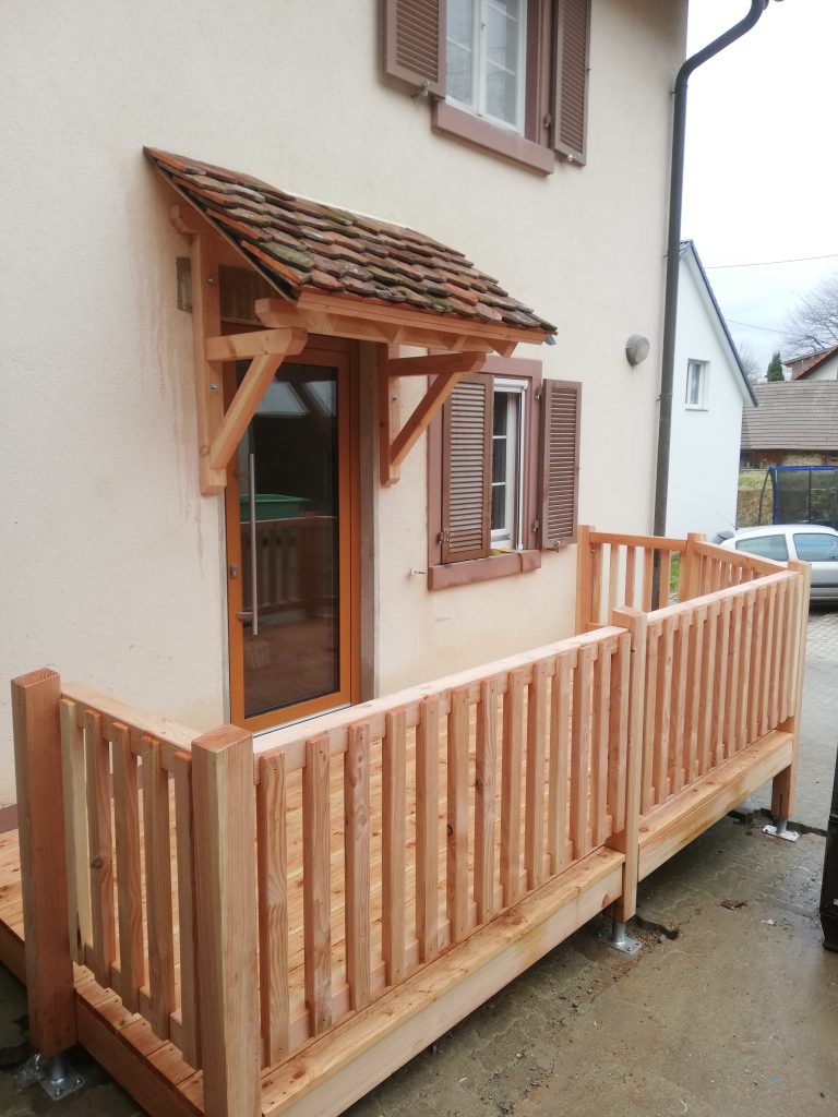 Holzbalkon im Erdgeschoss