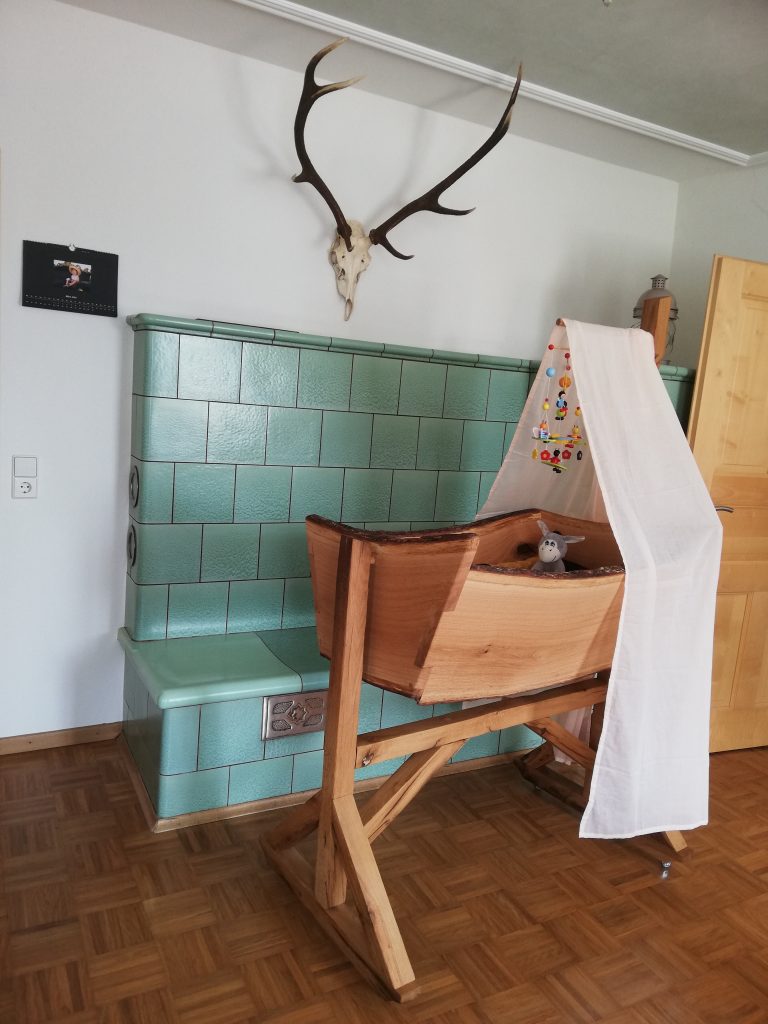 Kinderwiege rustikal auf Rollen