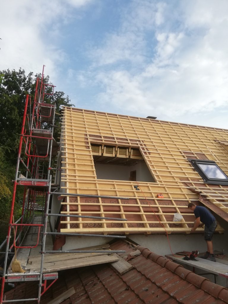 Dacharbeiten vor dem Einbau eines Velux Panorama Dachfensters