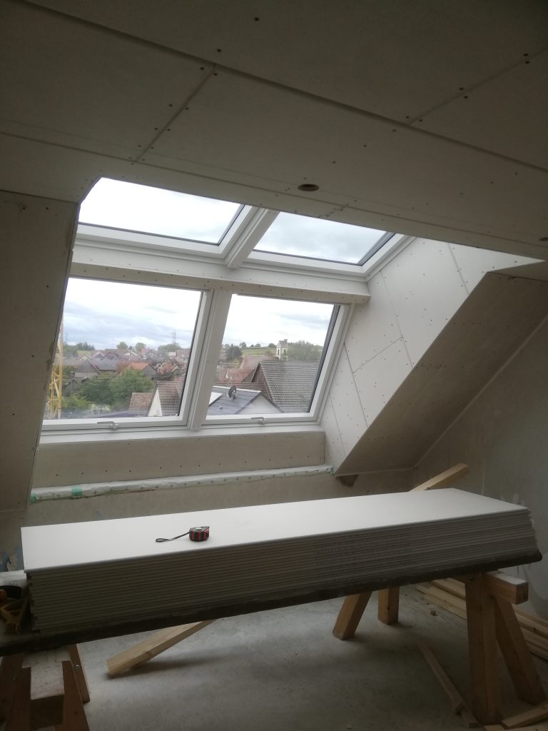 Einbau eines Velux Panorama Dachfensters danach von Innen vor den Verputzarbeiten